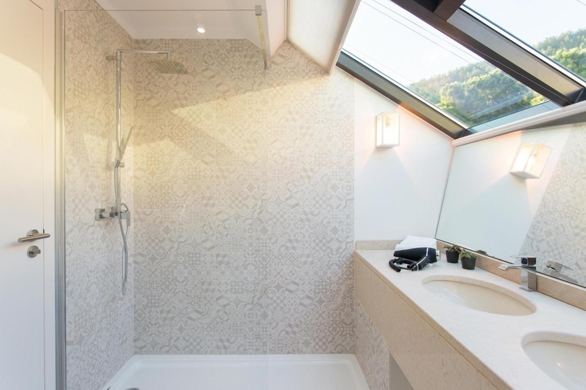 Suite de 2 Quartos com 2 Varandas e Vista da Piscina
